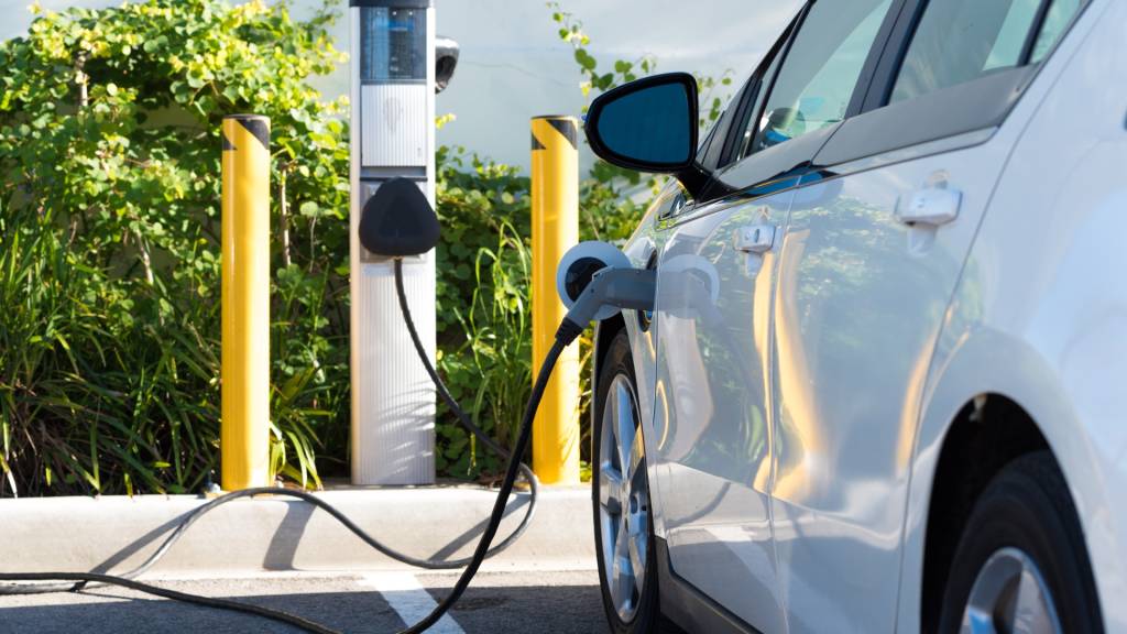 Fuel crisis sparks EV frenzy as Aussies ditch petrol cars