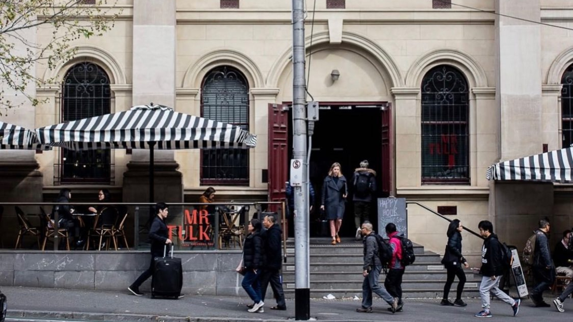 Why booklovers are fighting to keep a State Library of Victoria cafe independent