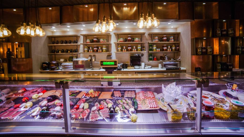 Australia-EU trade deal to bring cheaper luxury cars, bigger beef quotas, and a prosecco compromise