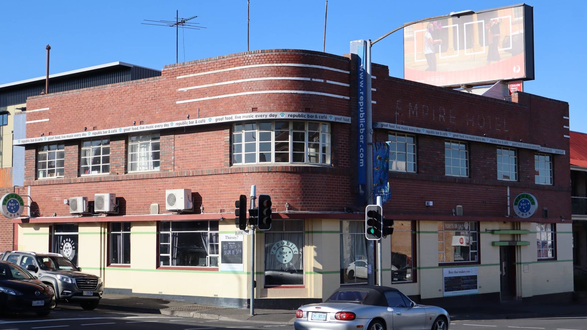 Seven Hobart pubs and clubs close suddenly, 80 workers stood down