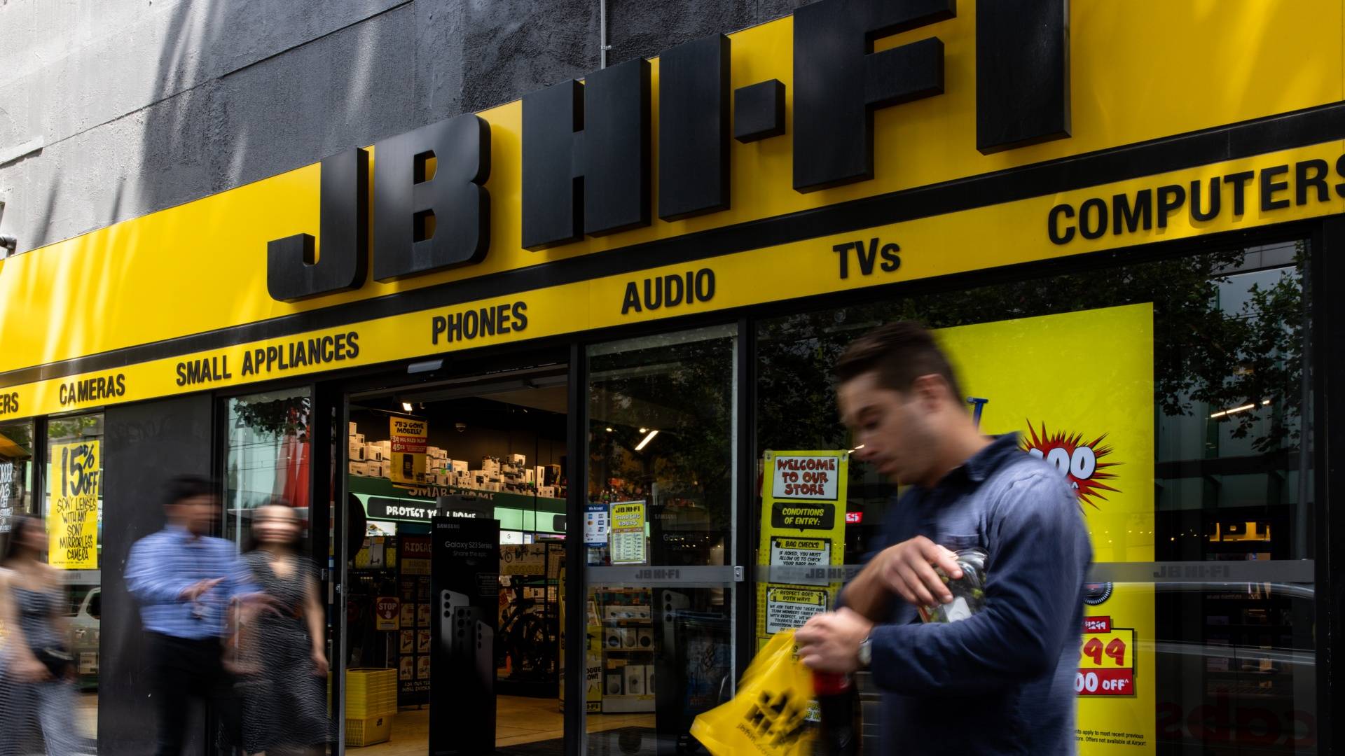 Why JB Hi-Fi’s share price tumble is a bellwether for Aussie retail