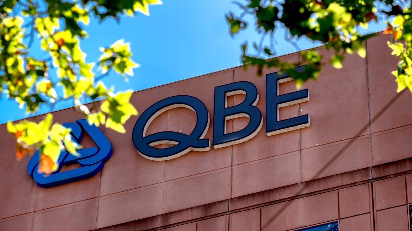 Melbourne business says QBE refused insurance because it's located near a tobacco shop